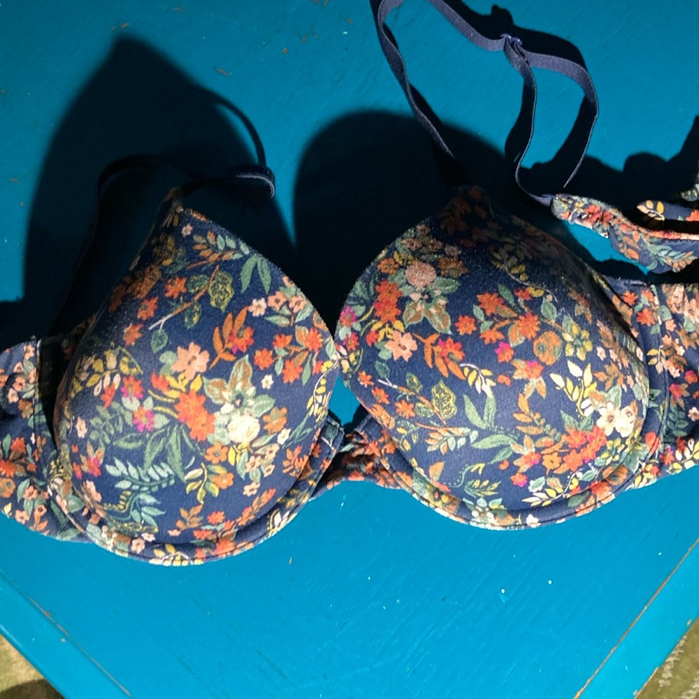 BRA GILLIAN OMALLEY lightly padded 34B. Floral underwire in great condition
